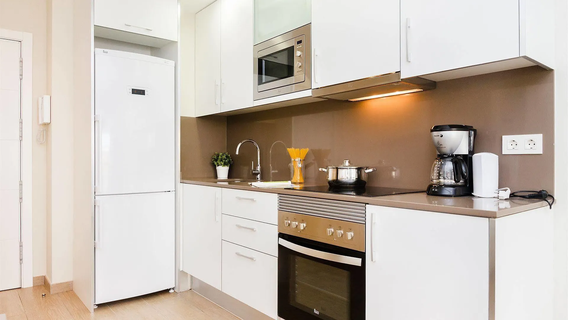 Feelathome Plaza Apartments Barcelona